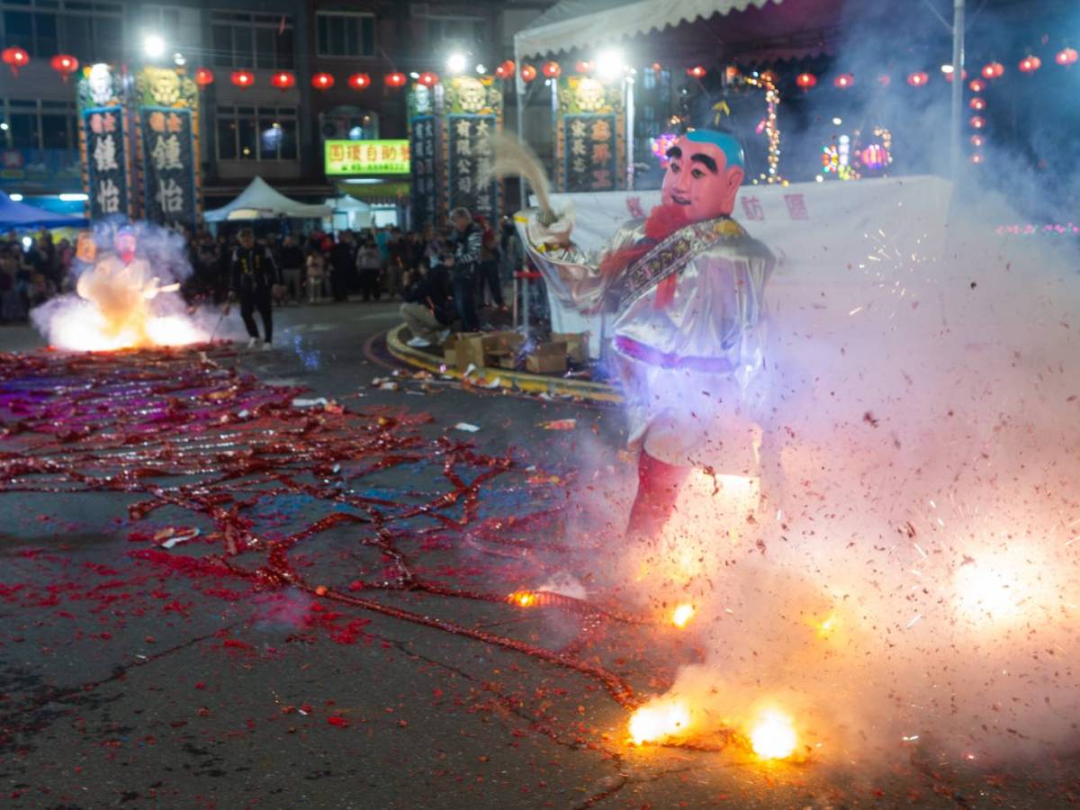 大年初一玉里圓環「炸虎爺」震撼開炸　祈福迎春湧人潮