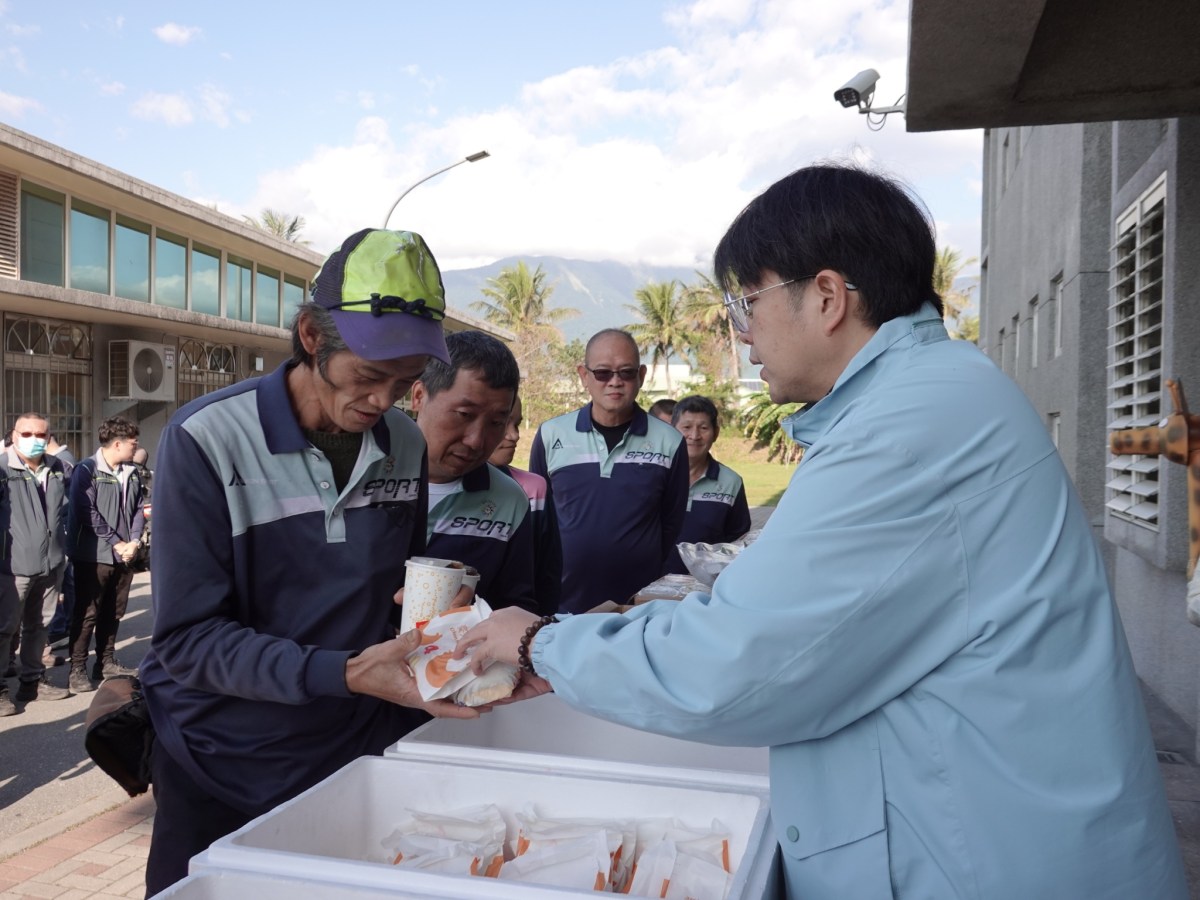 清潔隊大年初四開工&nbsp; 魏嘉彥送紅包感謝辛勞  企業暖心相挺150份麥當勞早餐為隊員打氣