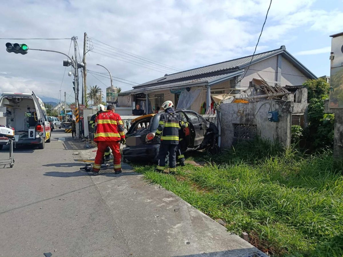 成功鎮台11線104.5公里小客車自撞民宅送醫不治