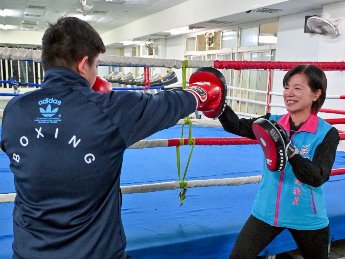 游淑貞赴花蓮體中貼紅榜表揚學子  祝賀拳擊選手黃昭瑾、楊承恩摘金