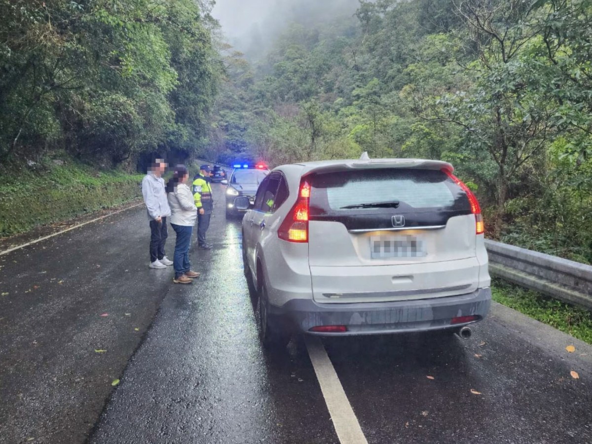 清明連假山區豪雨落石釀爆胎 三星警即時排除困境