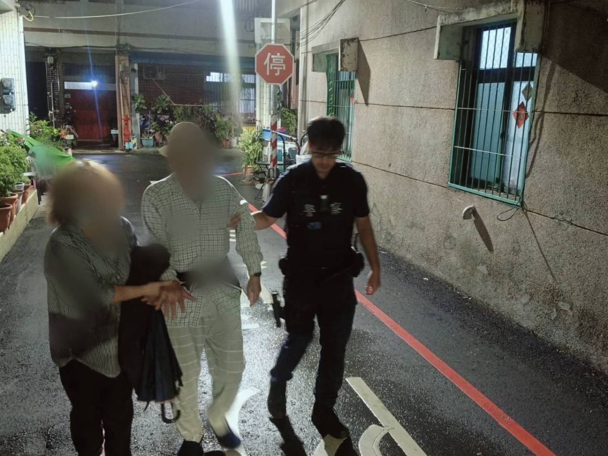 老翁風雨夜迷途小港警即刻救援護返家