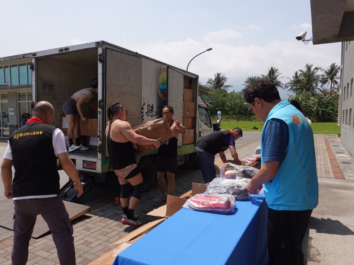 花蓮縣同鄉公益總會贈500雙休閒鞋  暖心致敬清潔隊辛勞