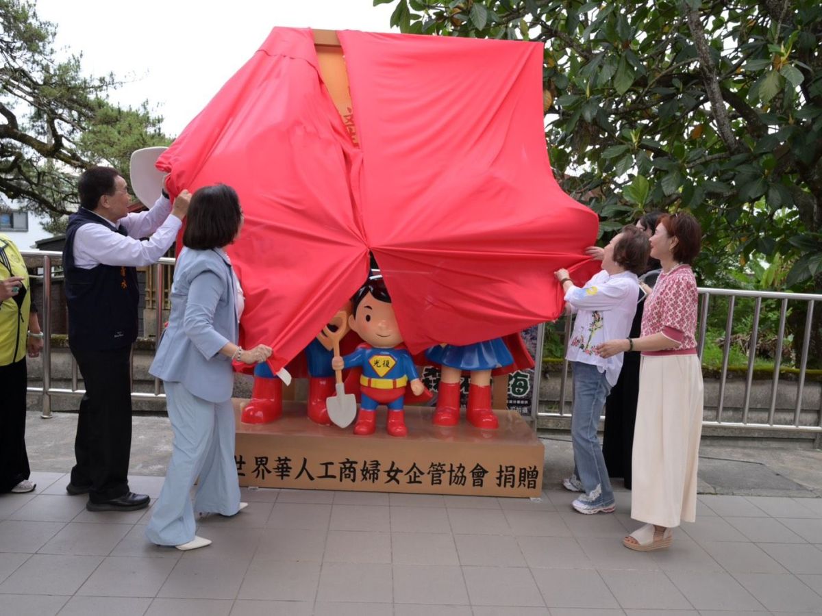 世華「鏟子超人」公仔於光復火車站前溫暖揭幕